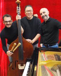 Trio-Tirantes-vor-Rotem-Vorhang-kl